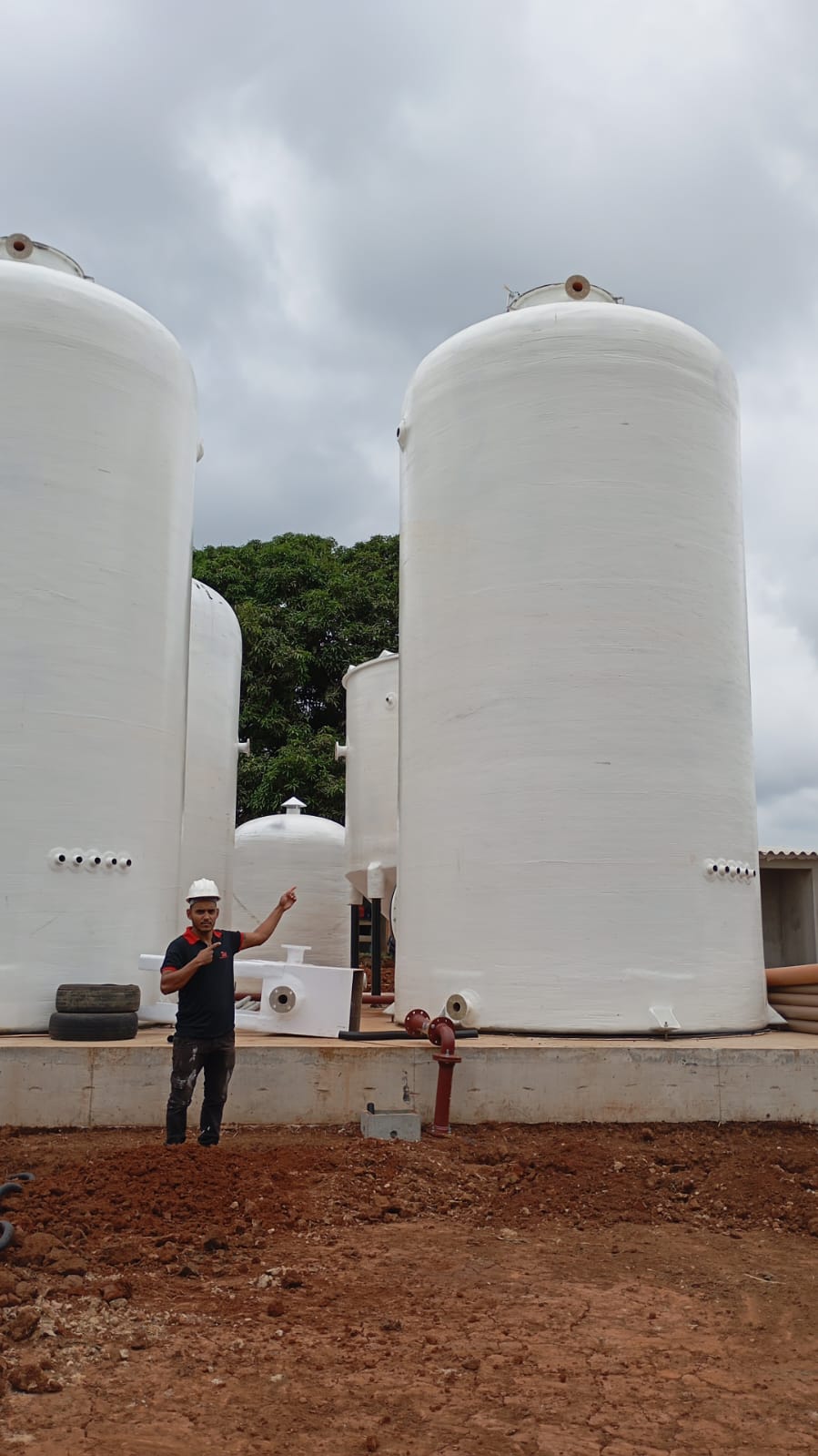 Engenheiro da 3W Engenharia em obra de saneamento